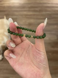 刚刚入手的和田玉碧玉手链,翠绿温润,心情美美哒!
