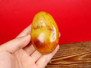 珍藏品新疆和田玉石来运转洒金皮原石115克